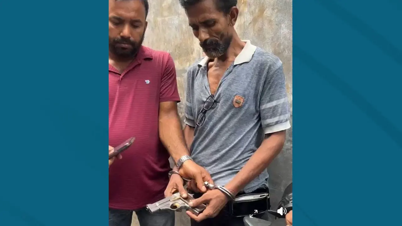 খুলনায় অস্ত্রসহ সন্ত্রাসী গ্রেপ্তার