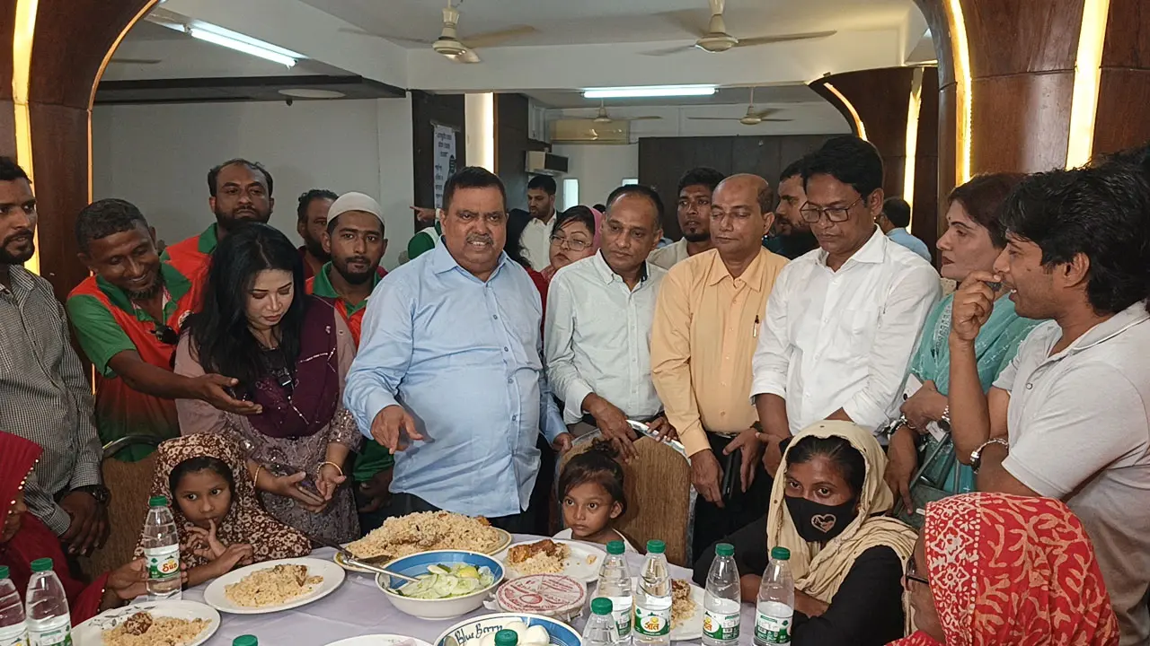 খুলনায় প্রীতিভোজে তৃপ্তি নিয়ে খেলেন দুস্থ-অসহায়রা