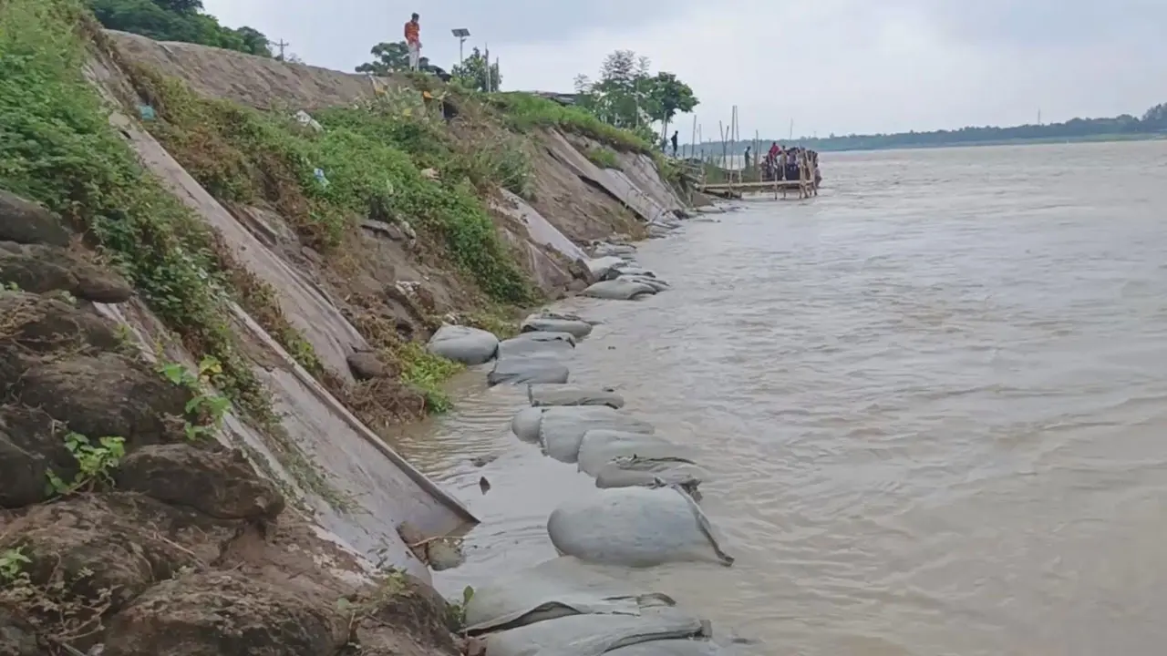 কুষ্টিয়ায় বাড়ছে পদ্মা ও গড়াইয়ের ভাঙন, প্রতিরোধে নেওয়া হয়েছে ব্যবস্থা