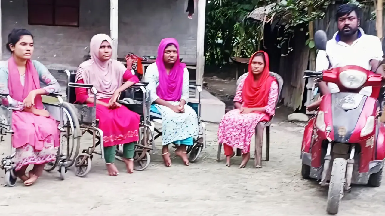 যোগ্যতা অনুযায়ী সরকারি চাকরি চান প্রতিবন্ধী ৫ ভাই-বোন