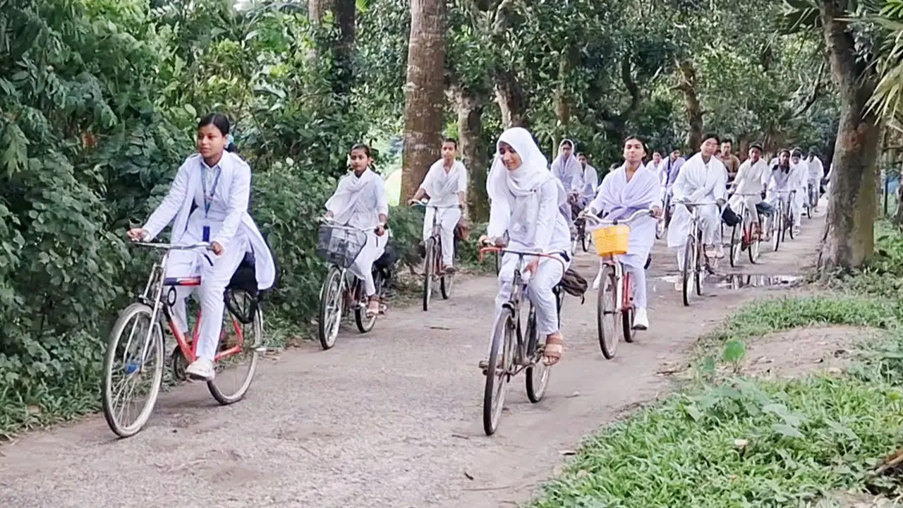 ৪ কিলোমিটার পাড়ি দিয়ে সাইকেলে স্কুলে, বদলে যাচ্ছে চরটেকীর মেয়েদের স্বপ্ন