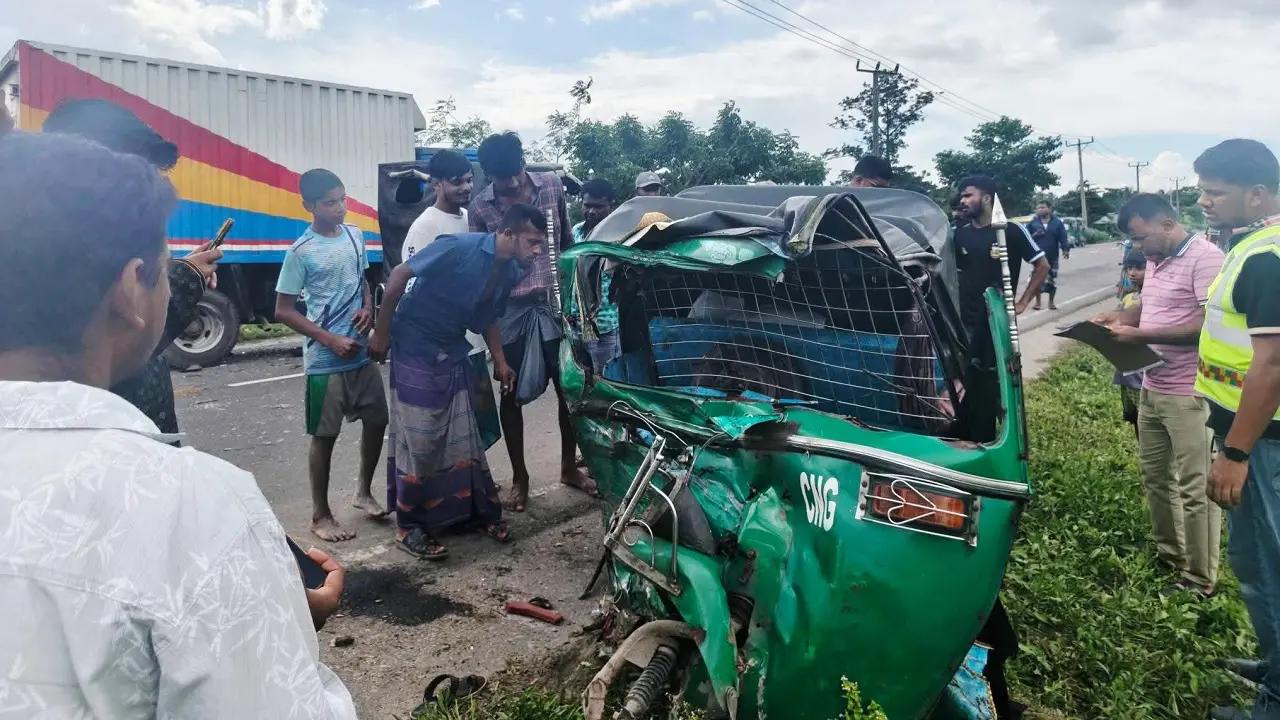 কিশোরগঞ্জে কাভার্ডভ্যান-সিএনজি সংঘর্ষে নিহত ৩
