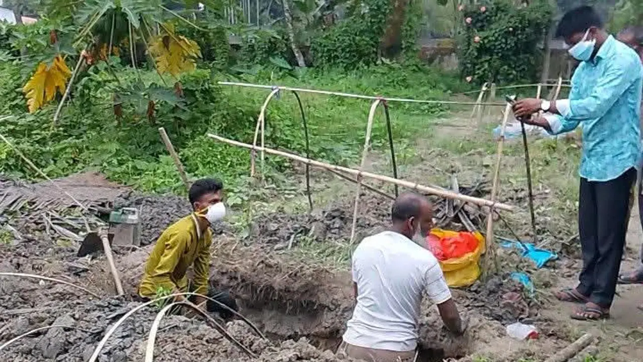 ব্যাংকের টাকার জন্য বাবাকে বালিশ চাপায় হত্যার অভিযোগ মেয়ের বিরুদ্ধে
