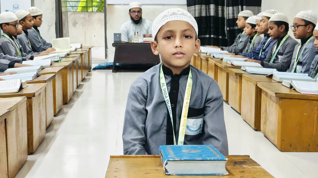 ৮ বছর বয়সেই কুরআনের হাফেজ আব্দুর রহমান