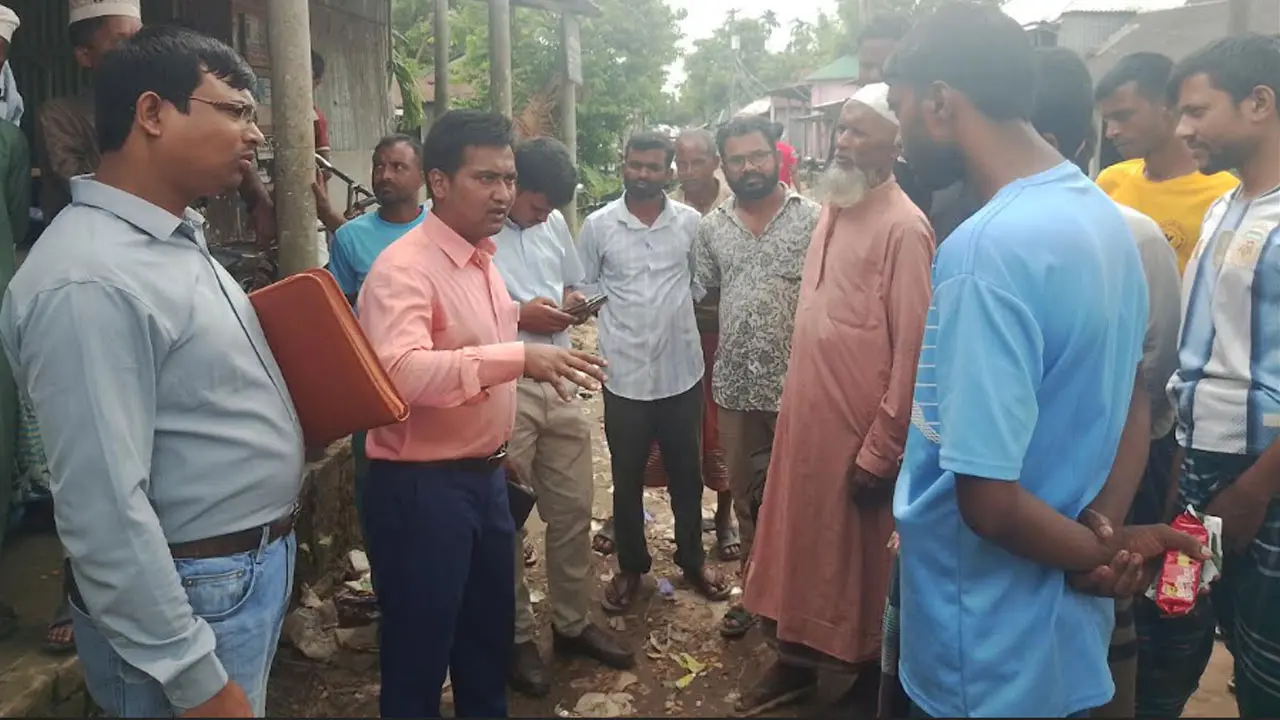 কুড়িগ্রামে ডিলারের গুদামের সার লুট, ঘটনাস্থলে তদন্ত কমিটি