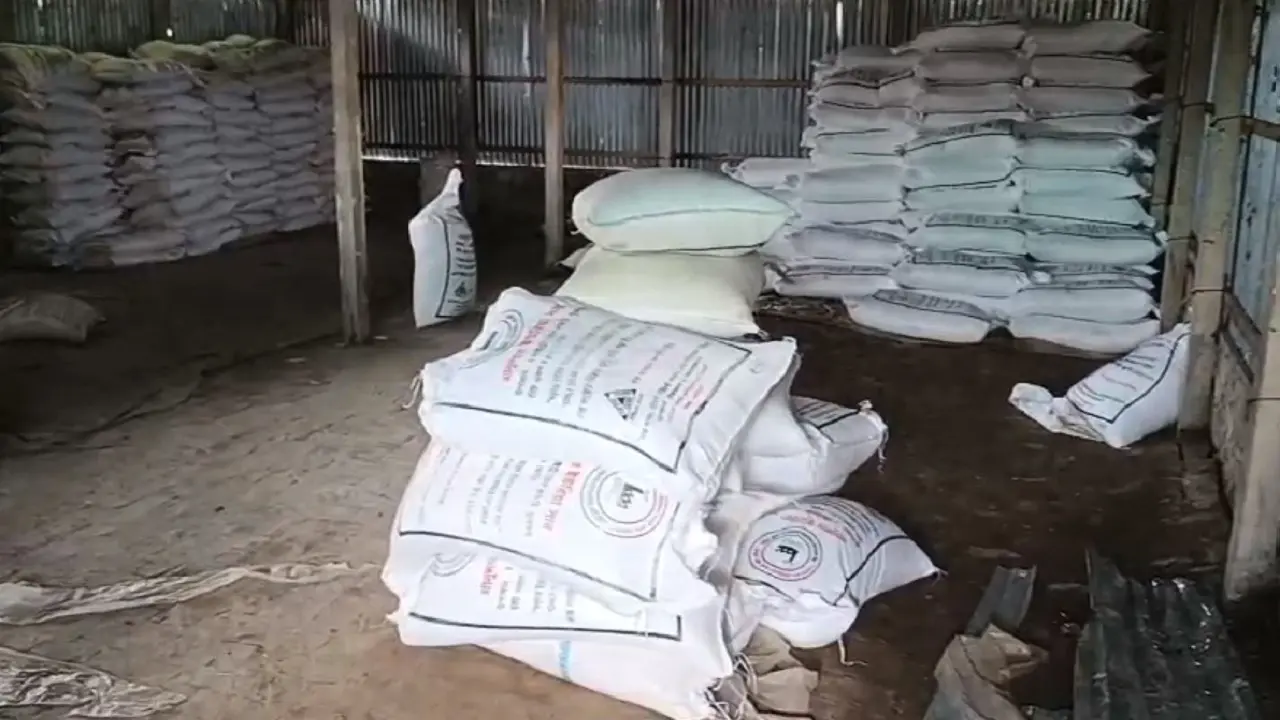 ডিলার না আসায় গুদাম ভেঙে ১০ হাজার কেজি সার নিয়ে গেলেন কৃষকরা