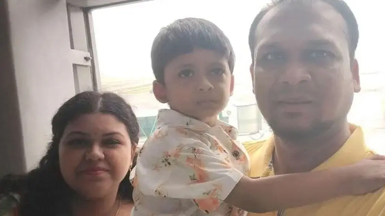 কলকাতায় হোটেলে আগুন, কুষ্টিয়ার সাংবাদিক দেবাশীষ স্ত্রী-সন্তানসহ নিহত