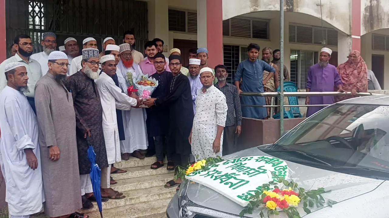 চার দশকের শিক্ষকতা শেষে রাজকীয় বিদায়