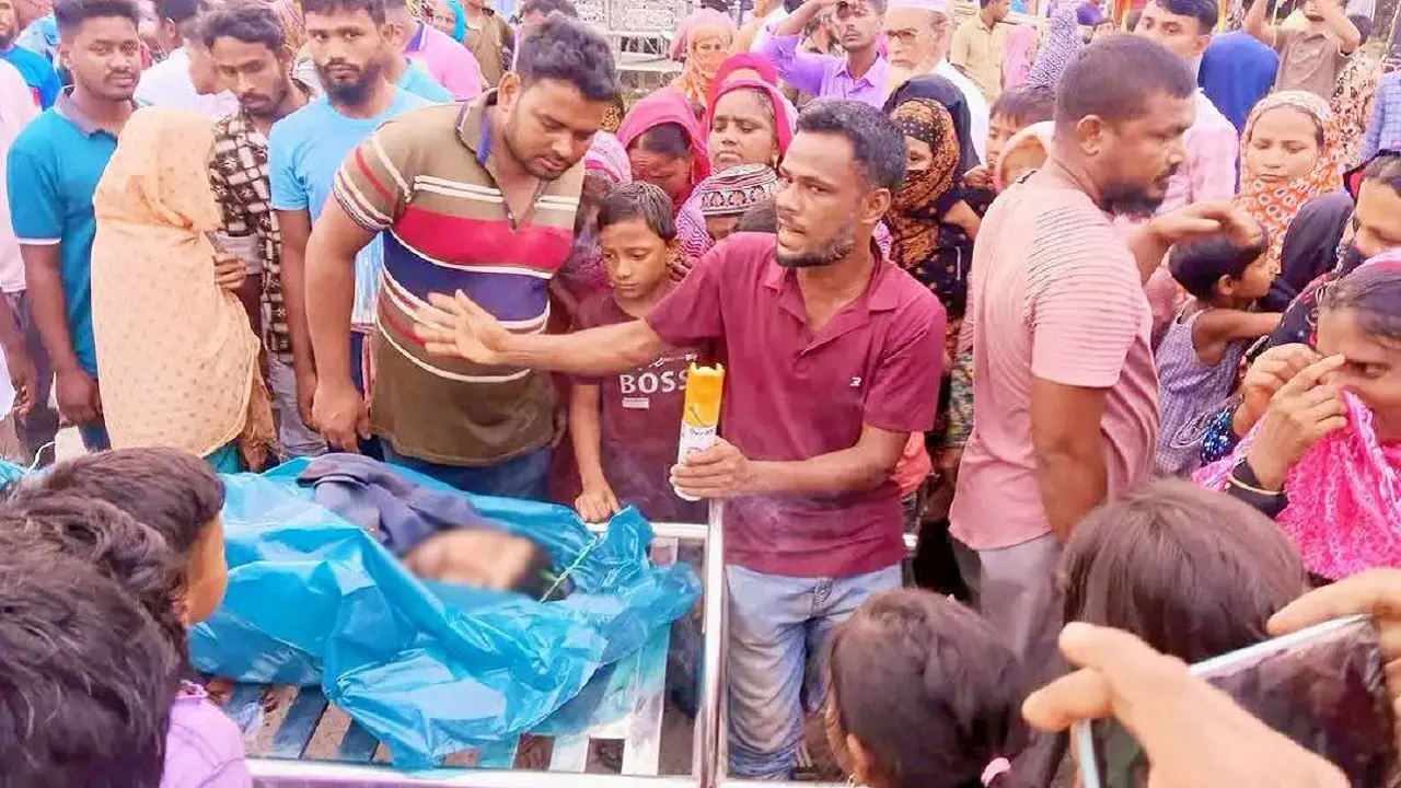 সালিশে মারধরের পর বিষপানে যুবকের মৃত্যু, লাশ নিয়ে সড়ক অবরোধ
