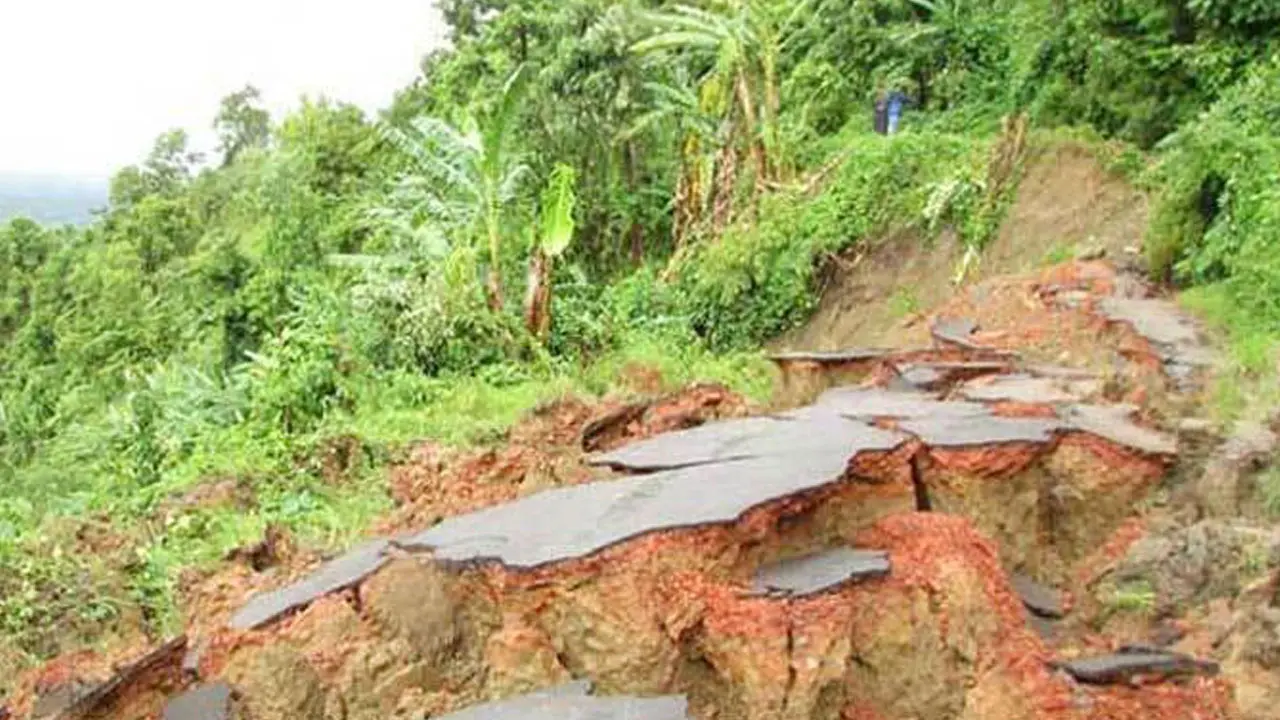 চার বিভাগে অতি ভারী বৃষ্টির সম্ভাবনা, পাহাড়ে ভূমিধসের সতর্কতা