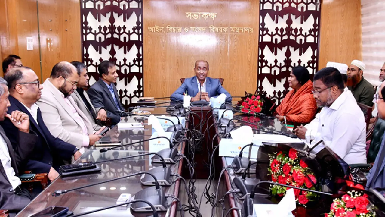 সরকারি চাকরি জনগণের সেবা করার গুরুত্বপূর্ণ সুযোগ : আইনমন্ত্রী
