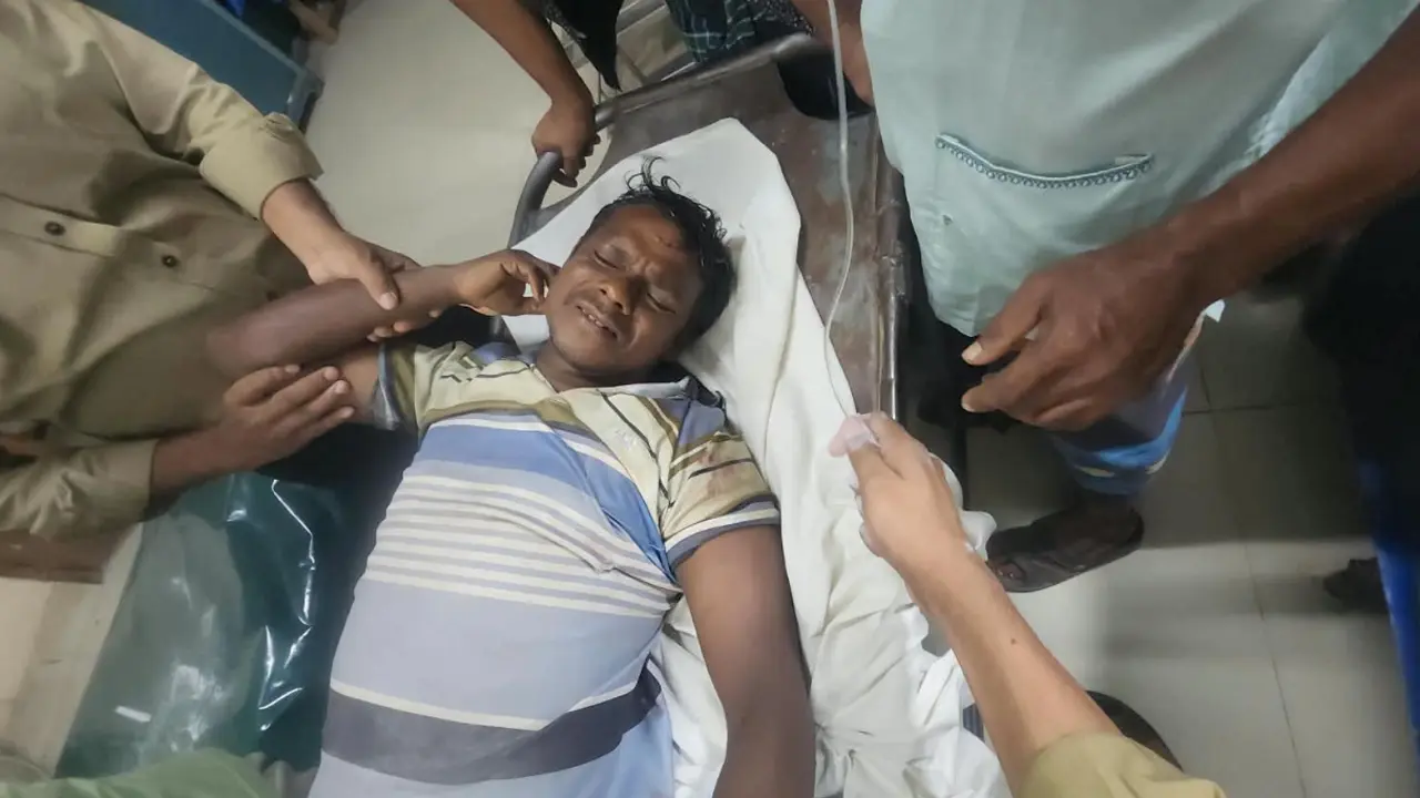 চাচাতো ভাইয়ের দায়ের কোপে যুবকের পা বিচ্ছিন্ন