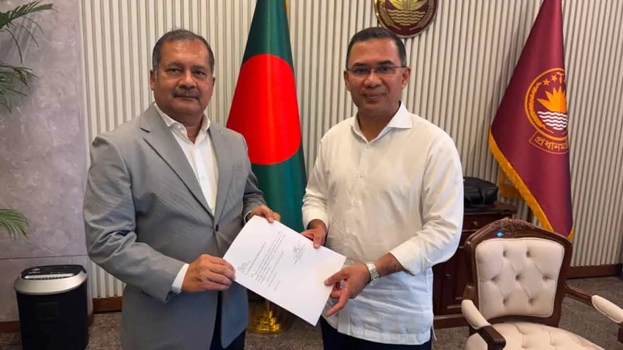 প্রধানমন্ত্রীর হাতে যোগদানপত্র দিলেন জহির উদ্দিন স্বপন