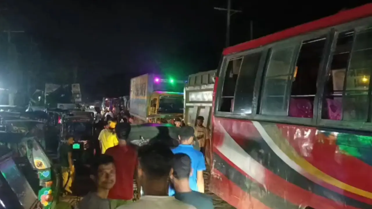 লক্ষ্মীপুরে গ্যাস না পেয়ে চালকদের সড়ক অবরোধ