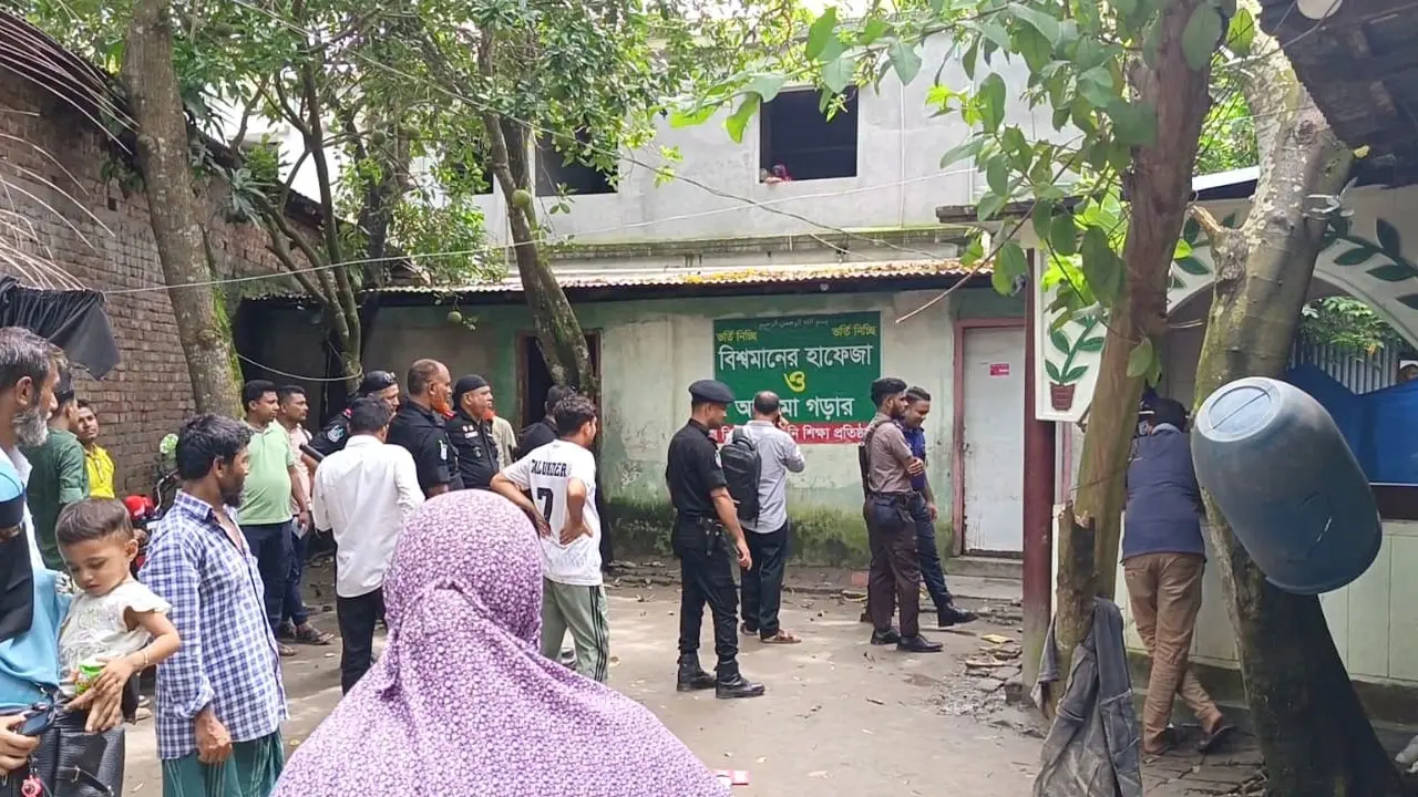 মাদারীপুরে মহিলা মাদরাসার সামনে বোমা বিস্ফোরণে ৪ ছাত্রী আহত