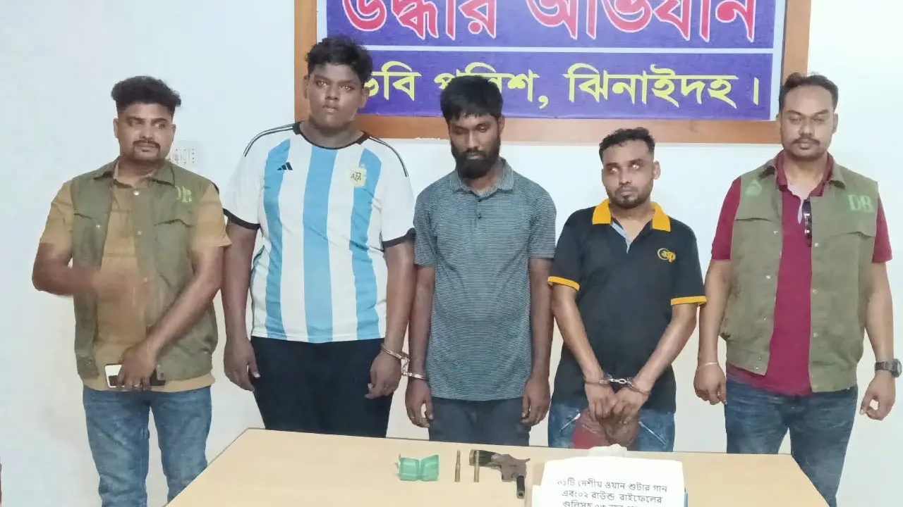 ছাত্রাবাসে ডিবির অভিযানে, মাদকের আড্ডা থেকে অস্ত্রসহ ৩ যুবক আটক