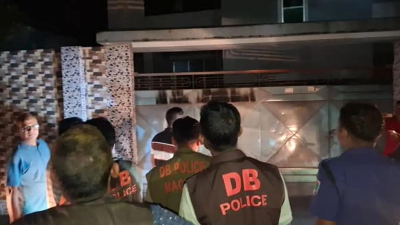 সাকিব আল হাসানের মাগুরার বাড়িতে অগ্নিসংযোগের চেষ্টা, ভাঙচুর