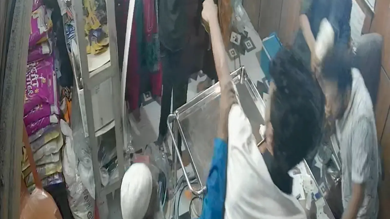 চাঁদা না দেওয়ায় পশু চিকিৎসককে মারধর ও টাকা লুটের অভিযোগ