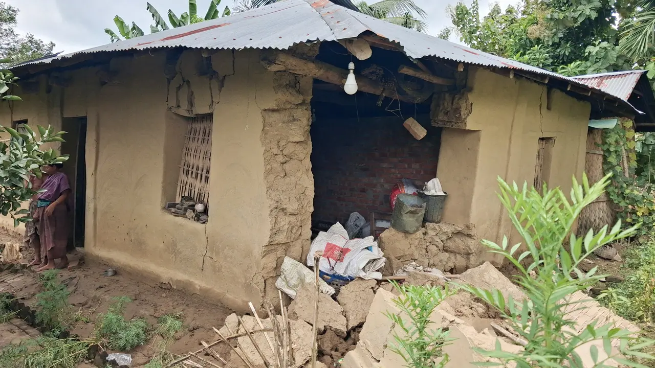 পাহাড়ি ঢল আর ভারী বৃষ্টিতে তছনছ গ্রাম, দিশেহারা শতাধিক পরিবার