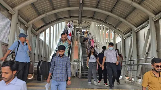 বোমা পাওয়ার পরও নিরাপত্তায় ঢিলেমি, ব্যাগ-বস্তা নিয়ে মেট্রোরেলে যাত্রীরা