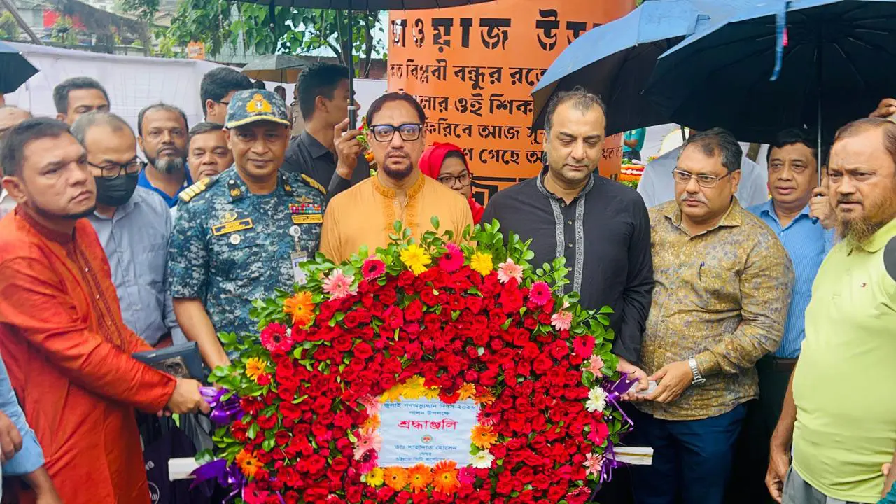 জুলাই স্মৃতিস্তম্ভে শ্রদ্ধা, শহীদদের স্বপ্নের বাংলাদেশ গড়ার আহ্বান