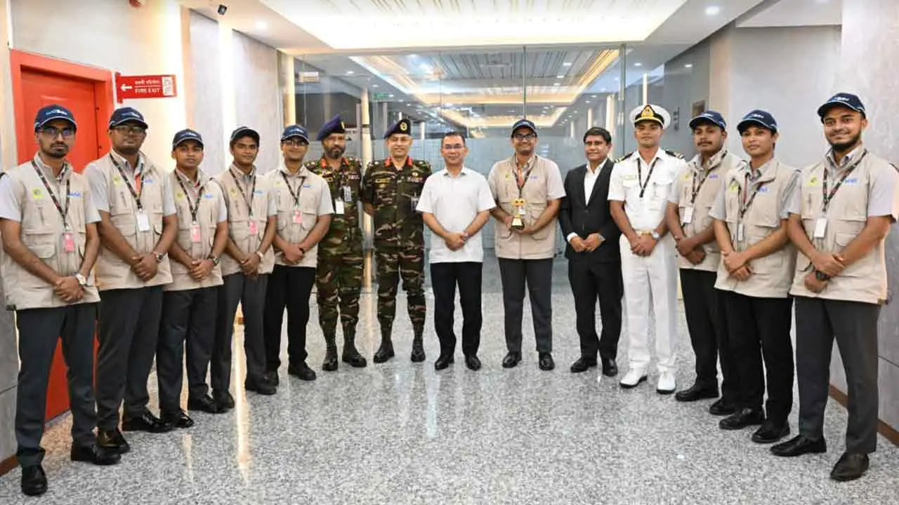 প্রধানমন্ত্রীর সঙ্গে আন্ডার ওয়াটার রোবোটিক ড্রোন নির্মাণ দলের সাক্ষাৎ