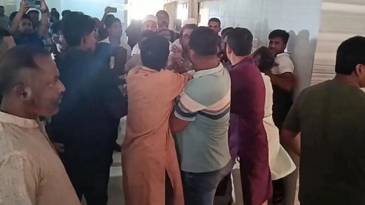 হাসপাতাল পরিদর্শনে এমপি, ভেতরেই বিএনপি-জামায়াত নেতাকর্মীদের হাতাহাতি