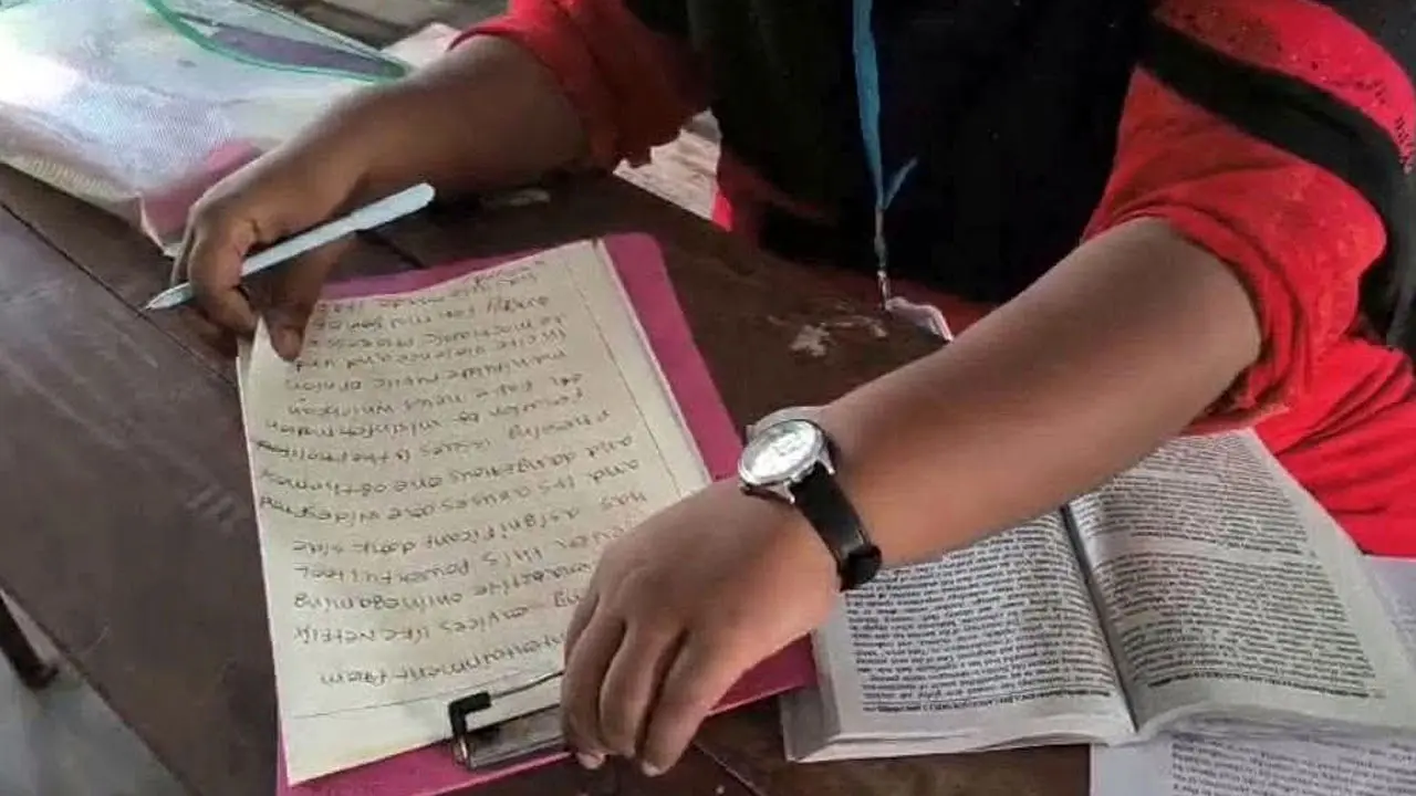 বই দেখে পরীক্ষা দেওয়ায় ৪ পরীক্ষার্থী বহিষ্কার, দুই শিক্ষককে অব্যাহতি