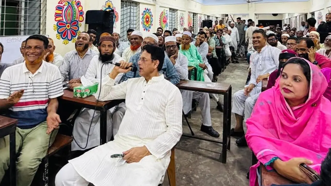 মঞ্চে বসেননি শিক্ষামন্ত্রী, নেতাকর্মীদের সারিতে বসেই শুনলেন তাদের কথা