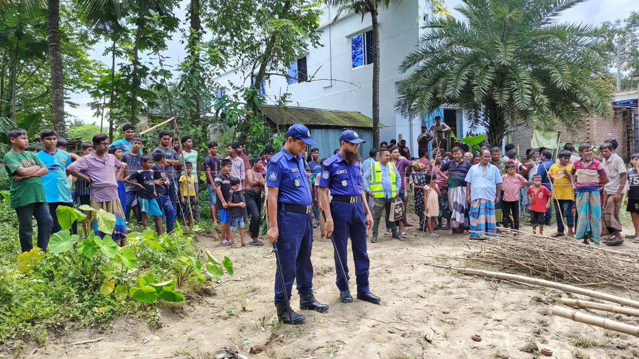 মেহেরপুরে ১০টি মাইনসদৃশ বস্তু ও ৫টি বক্স উদ্ধার