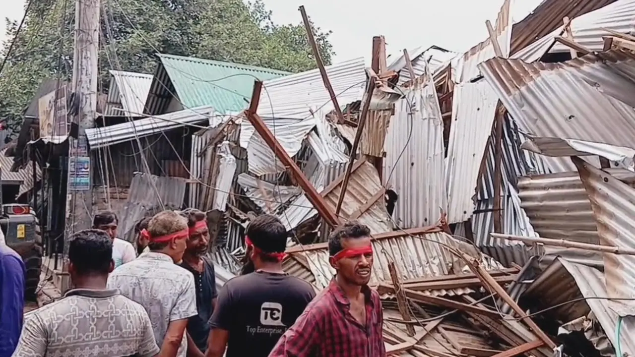 গুঁড়িয়ে দেওয়া হলো টঙ্গীর ‘মাদকের হটস্পট’ হাজির মাজার বস্তি