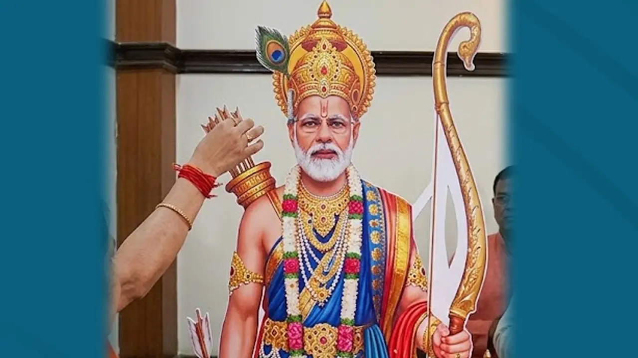 দিল্লিতে মোদিকে পূজা করল তৃতীয় লিঙ্গের মানুষ (ভিডিও)