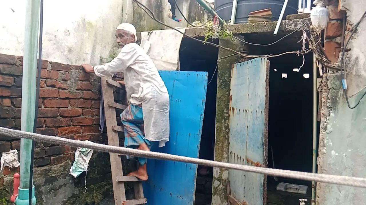 গেটের সামনে ১২ ফুট দেয়াল, মই বেয়ে চলাচল বৃদ্ধ দম্পতিসহ ৪ জনের