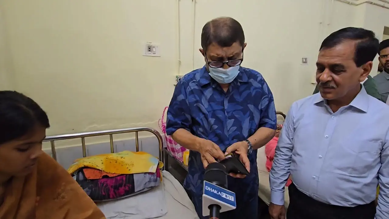 মজুত থাকা স্যালাইন না দেওয়ায় রোগীকে টাকা ফেরত দিলেন স্বাস্থ্যমন্ত্রী