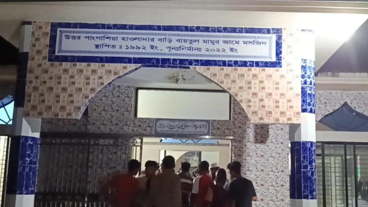 মসজিদের কক্ষে মুয়াজ্জিনের মরদেহ, মৃত্যু ঘিরে রহস্য!