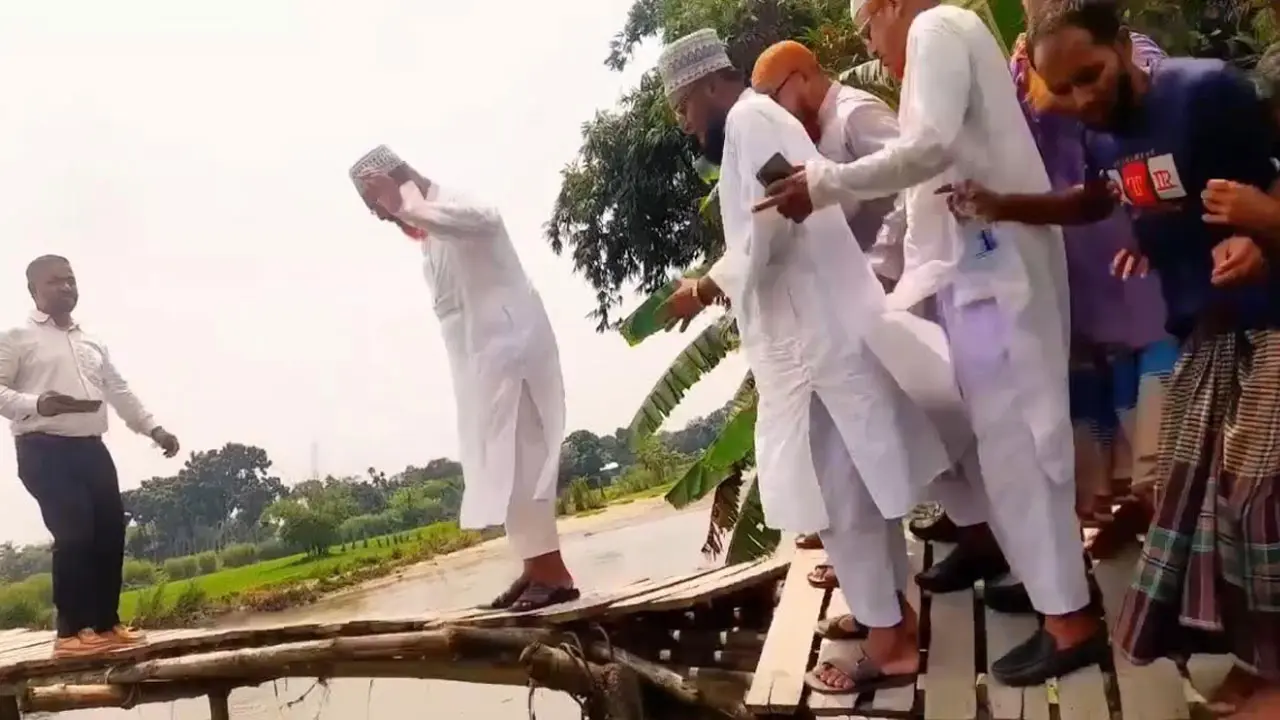 নীলফামারীতে এমপির সামনেই ভেঙে পড়ল সাঁকো!
