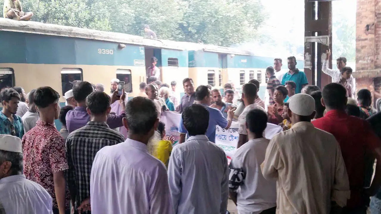 ট্রেনের যাত্রাবিরতির দাবিতে অবরোধ, এক ঘণ্টা পর চলাচল স্বাভাবিক