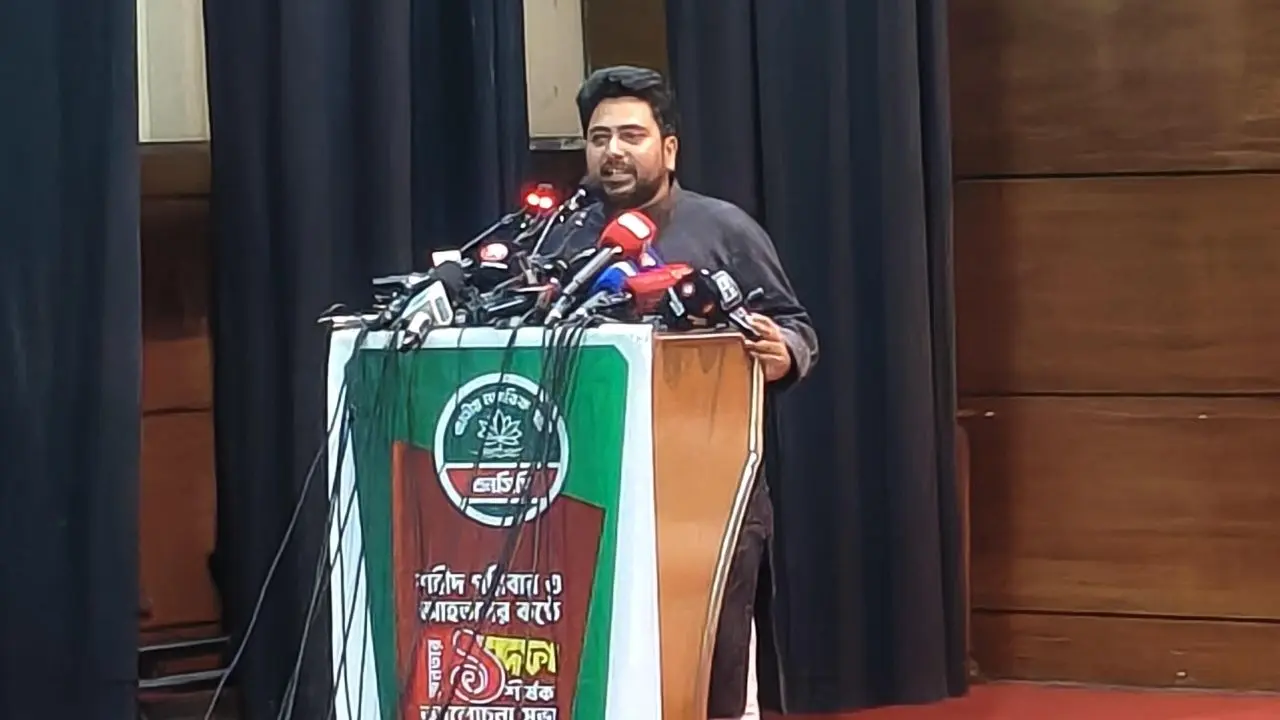 ‘শেখ হাসিনার পথ ধরেই তারেক রহমান একজন কিশোরের চোখ কেড়ে নিয়েছেন’
