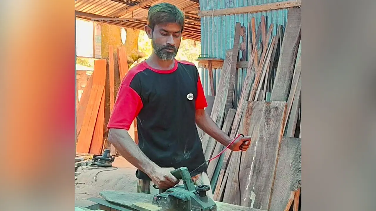 ৪৫ বছরে এসএসসি পাস করলেন কাঠমিস্ত্রি নাসিমুল