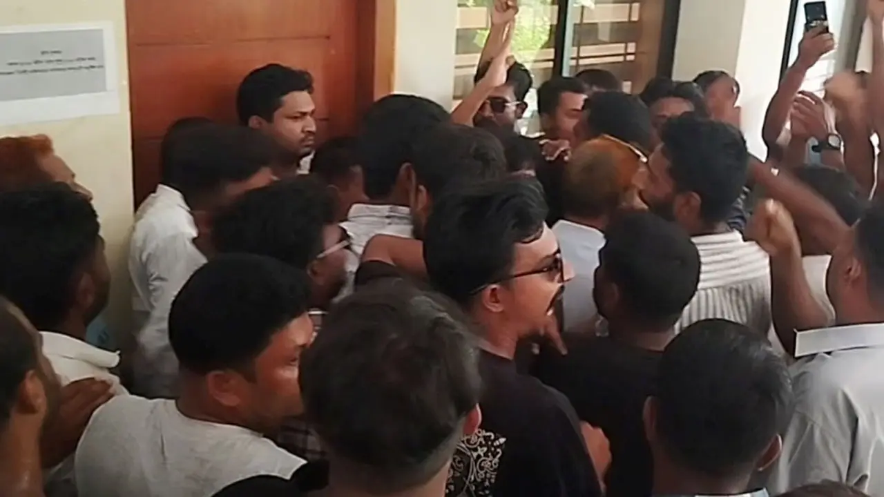 নাটোরে ফ্যামিলি কার্ডের শুমারিতে নিয়োগ নিয়ে ছাত্রদলের বিক্ষোভ-ভাঙচুর