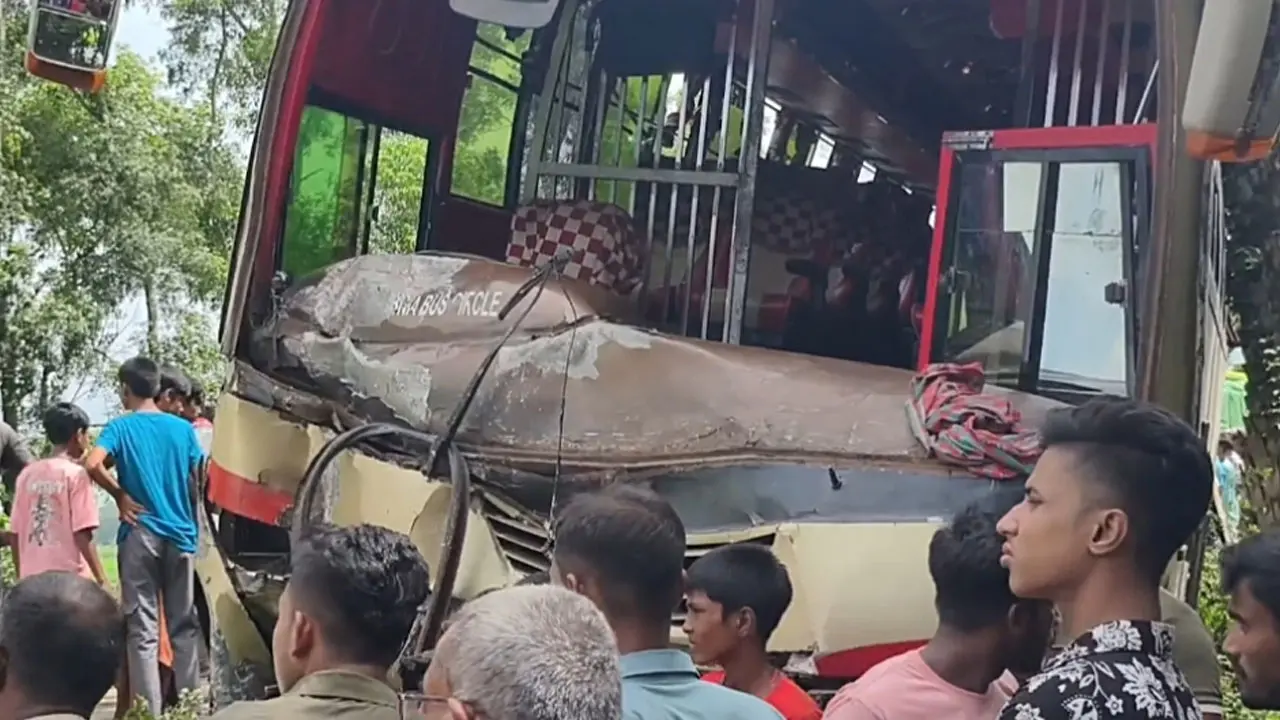 নাটোরে গরুবাহী নছিমনে বাসের ধাক্কায় নিহত ৩