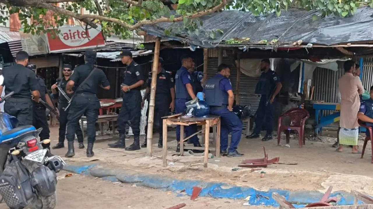 নাটোরে বাসে যাত্রী ওঠানো নিয়ে বিএনপির দুই গ্রুপের সংঘর্ষ, আহত ১০