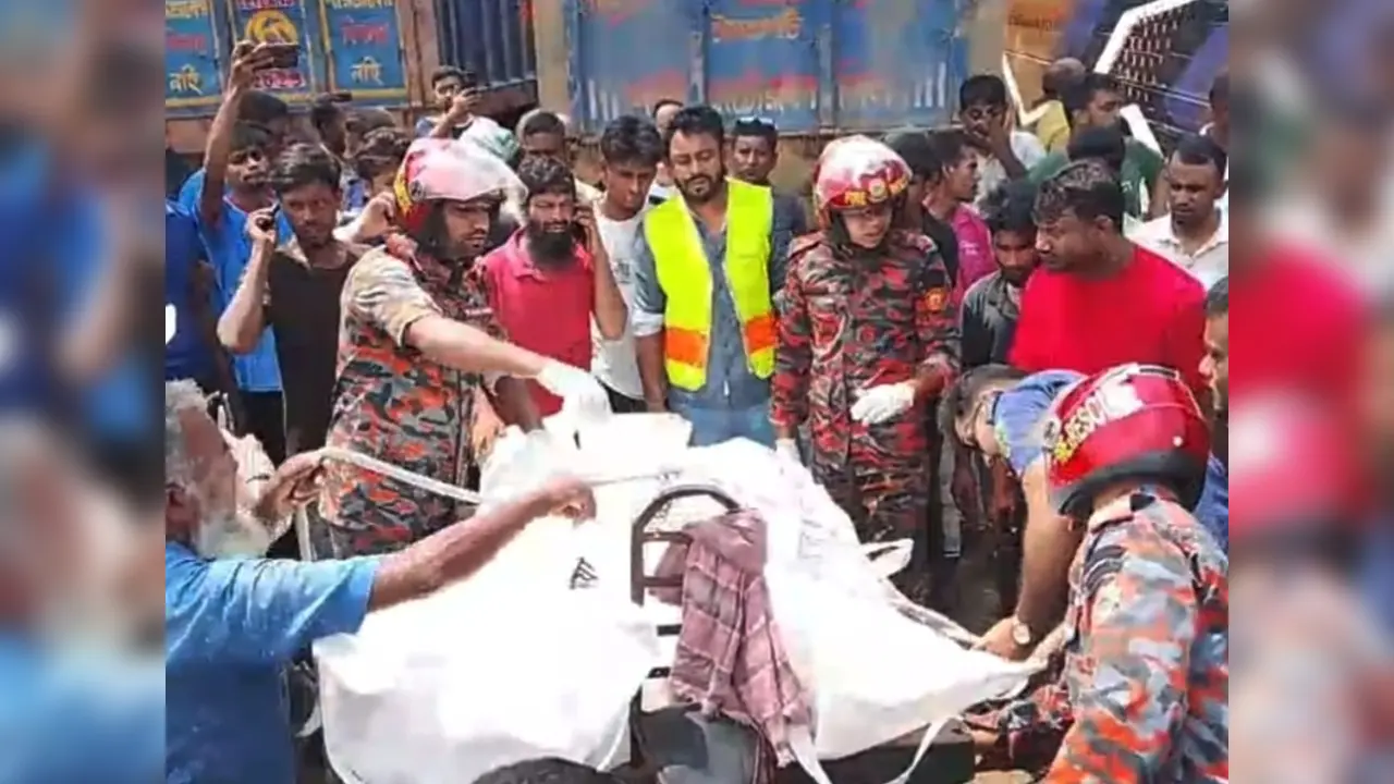 নাটোরে বাসচাপায় অটোভ্যান চালকসহ দুইজন নিহত