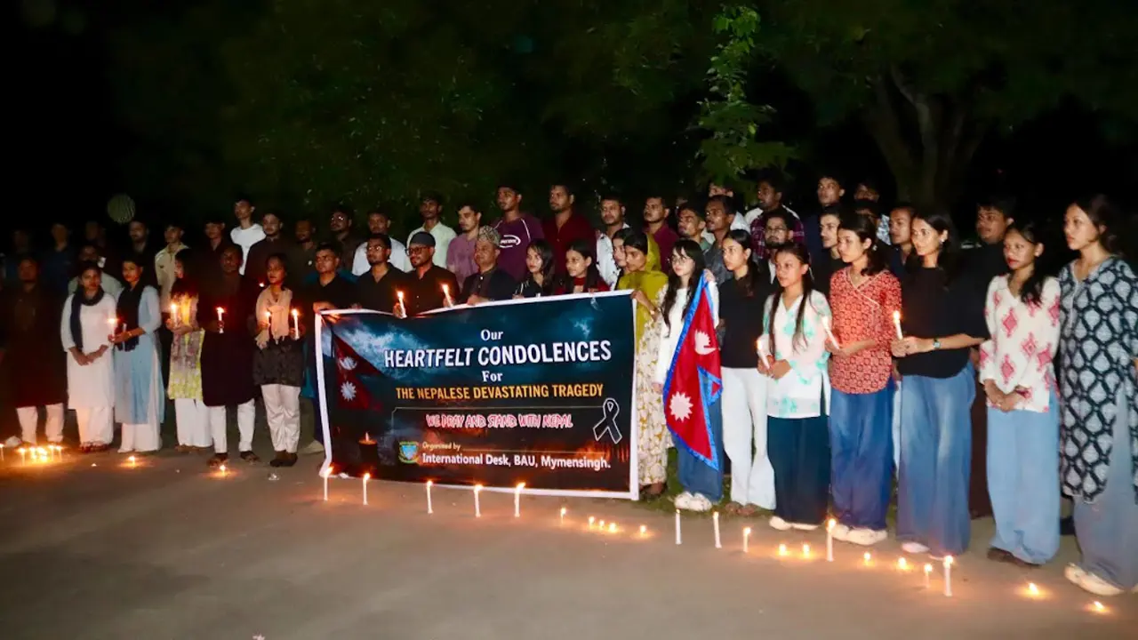 বন্যায় প্রাণহানির ঘটনায় বাকৃবিতে নেপালি শিক্ষার্থীদের মোমবাতি প্রজ্বালন