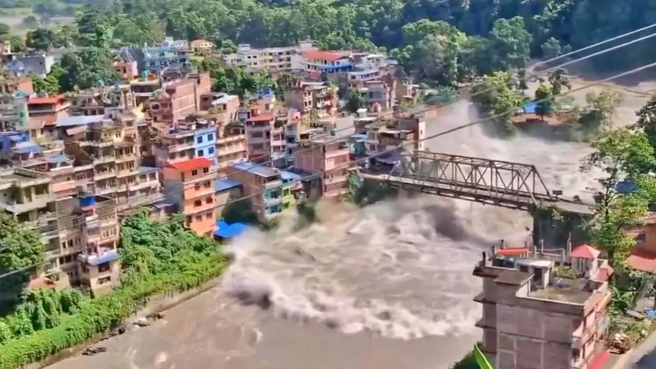 বরফ ধসে আটকে যায় নদীর প্রবাহ, ভূমিকম্পের পর হঠাৎ নেমে আসে সব পানি