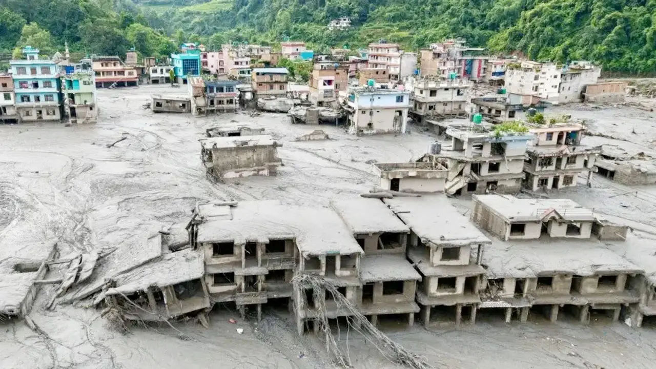 আকস্মিক বন্যা : নেপাল-তিব্বতে নিহত বেড়ে প্রায় ৮০০, নিখোঁজ ছাড়াল ৩ হাজার