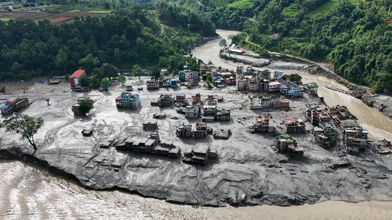 নেপালে দীর্ঘ হচ্ছে লাশের সারি, মৃতের সংখ্যা পৌঁছাল ৩৩২ জনে