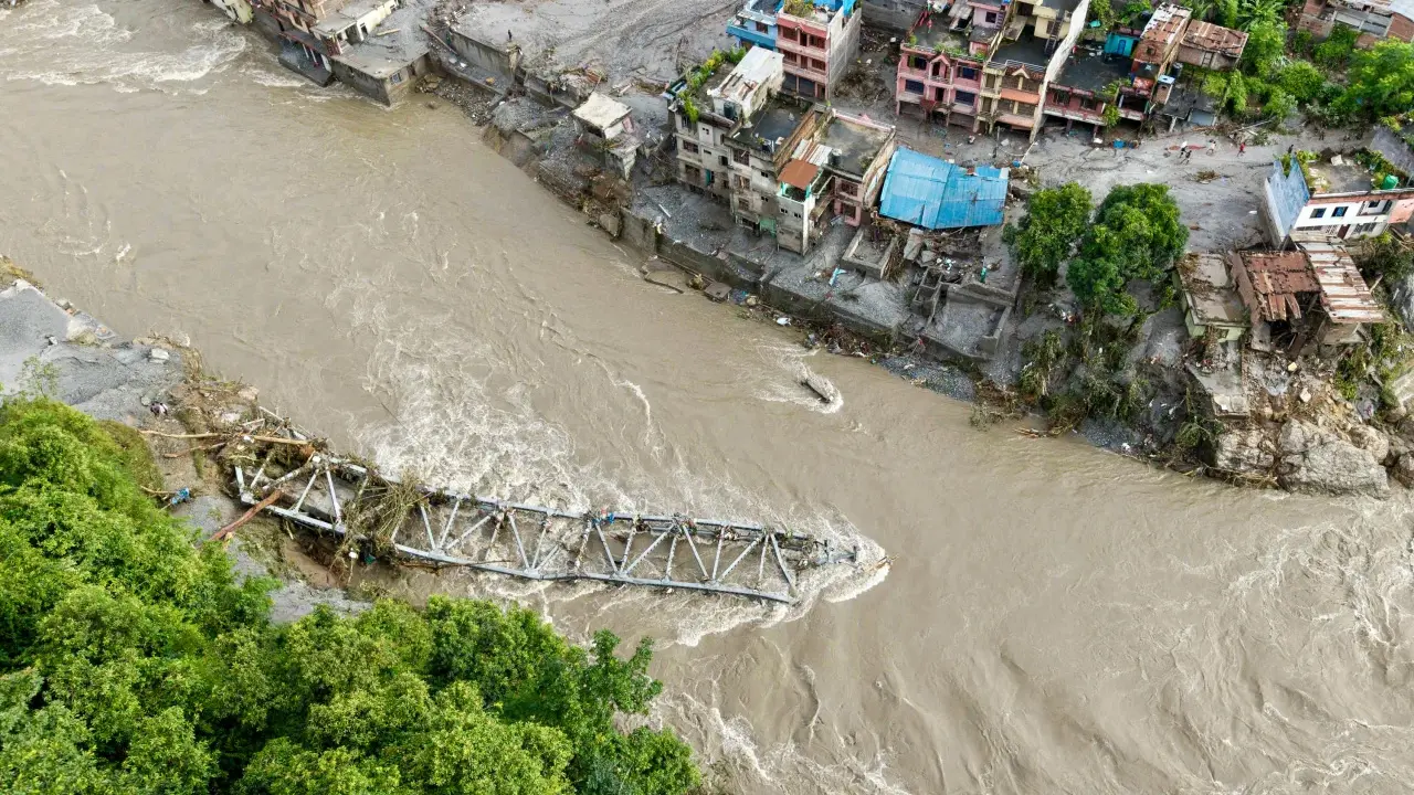 নেপালে নতুন আকস্মিক বন্যার ঝুঁকি কমেছে, ফের শুরু উদ্ধার অভিযান