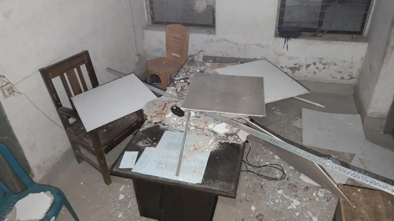 থানায় ছাদের পলেস্তারা ধসে পুলিশ কর্মকর্তা আহত