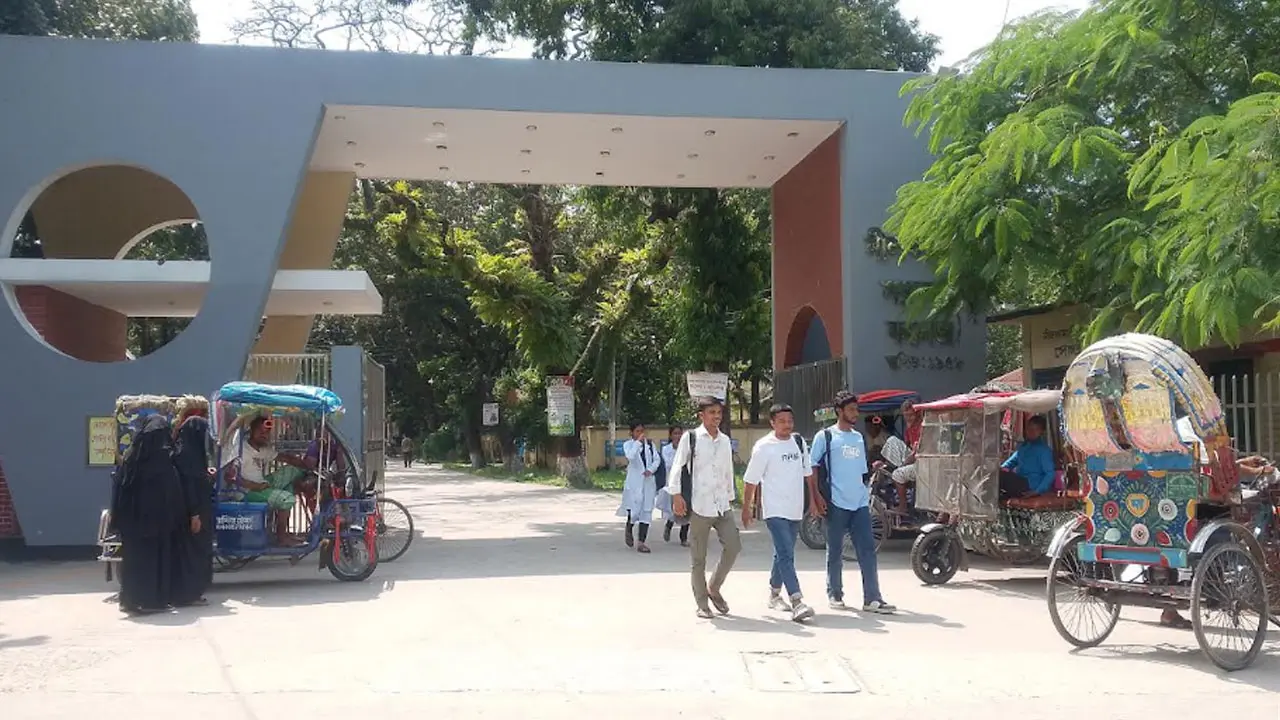 ১৮ হাজার শিক্ষার্থী, কিন্তু শ্রেণিকক্ষ-শিক্ষক সংকটে নীলফামারী কলেজ